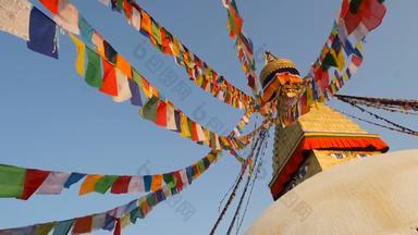 色彩斑斓的祈祷旗帜飞行风布达纳特<strong>佛塔</strong>神圣的宝塔象征尼泊尔加德满都golgen佛的眼睛日落重度营养
